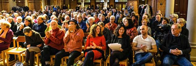 Die Verabschiedung von Redakteurin Bettina Röder (erste Reihe, dritte von rechts), die aus Altersgründen ausscheidet, war Anlass der Publik-Forum-Matinee in der Berliner Reformationskirche. Im Laufe des Dienstags, 27. November, wird an dieser Stelle eine Bildergalerie mit Eindrücken aus der Veranstaltung zu sehen sein (Foto: Schulze)