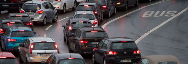 Autos stehen im Stau, ein Bus hätte dagegen freie Fahrt: Das Dieselurteil von Leipzig weist den Weg in eine Zukunft mit einer anderen Art der Mobilität (Foto: pa/dpa/Marijan Murat)