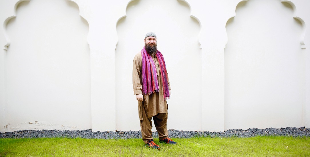 Christian Ahwan Herrmann vor der Wilmersdorfer Moschee (Foto: Julia Zimmermann/laif)