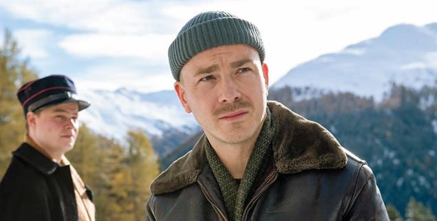 Festnahme in der Schweiz: Albrecht Schuch (rechts) als Mr. White in Stefan Haupts Kinofilm »Stiller« (Foto: ©Studiocanal GmbH / Aliocha Merker via filmstarts.de)