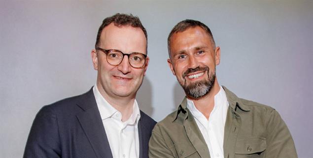 Glücklich über ihren Sohn: CDU-Fraktionschef Jens Spahn und sein Mann Daniel Funke (Foto:picture alliance / Geisler-Fotopress)