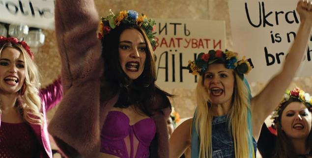 Protest gegen Sextourismus und Korruption: Oxana Schatschko gründete die feministische Graswurzelbewegung FEMEN. (Foto: ©2024 Rectangle Productions 247 – Films Hero Squared – France 3 cinema via filmstarts.de)