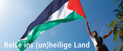 Wehende Flagge vor blauem Himmel: Das Leben im Gaza-Streifen könnte so schön sein. Doch die Menschen, die hier leben, lieben und lachen zwischen Bomben und Grantsplittern. Elisa Rheimheimer-Chabbi geht auf die Suche nach Hoffnung in der Hölle. (Foto: pa/NurPhoto/Momen Faiz)