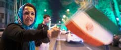 Teheran: Eine Frau schwenkt die iranische Flagge aus Freude über die Atom-Vereinbarung ihres Landes. Die Hoffnung liegt auf Reformen. (Foto: pa/Nikoubazl)
