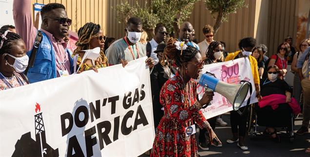 Sie wollen nicht mehr nur Rohstoff-Lieferanten sein: Protest gegen Erschließung neuer Gasquellen in Afrika. (Foto: PA / DPA / Christophe Gateau)