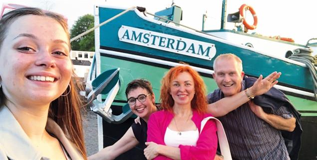 WG-Ausflug: Iryna und Alisa (vorn) aus der Ukraine gemeinsam mit ihren Gastgebern Sabine (Hintergrund) und Oliver (Foto: privat)