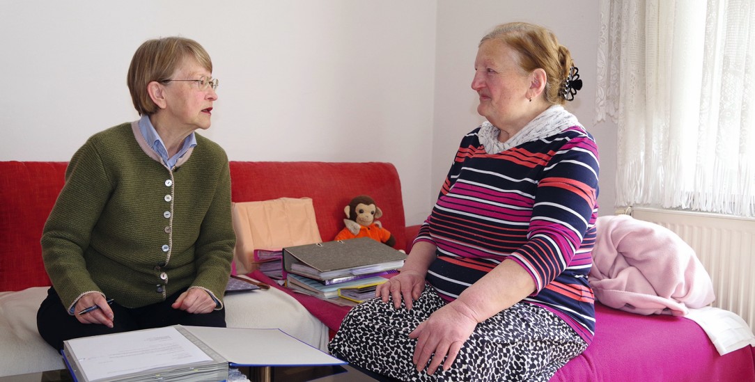 Bringt Ordnung in die Post: Elisabeth Träder (links) ist Postpatin und hilft bei Behördenangelegenheiten. (Foto: Rudolf Stumberger)