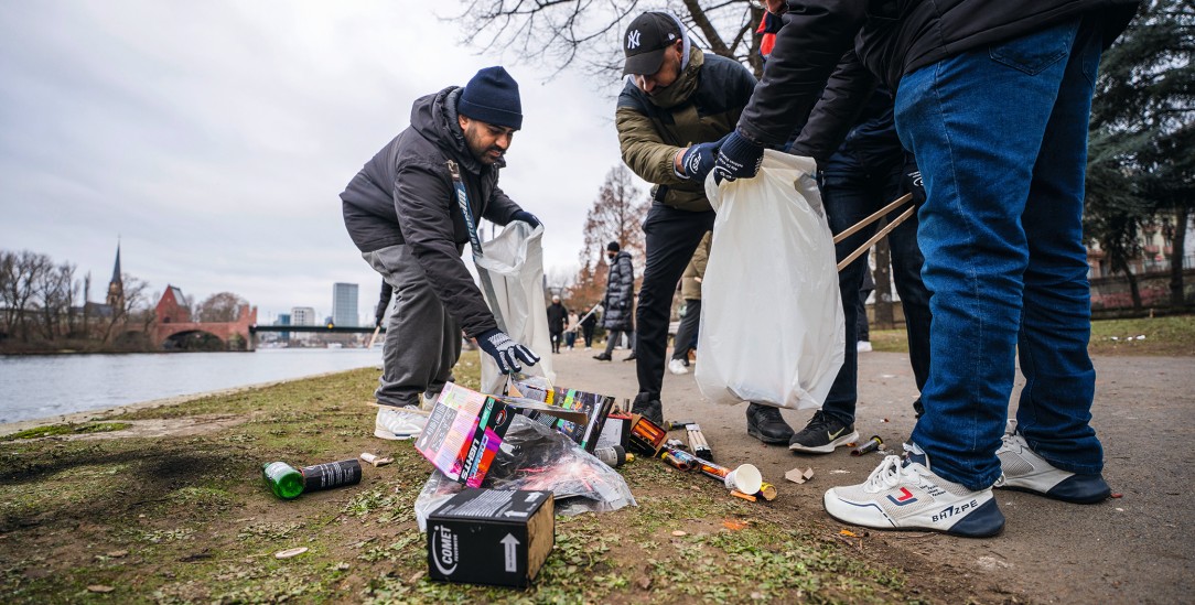 Ahmadiyya-Muslime am Neujahrsmorgen: Das Mainufer in Frankfurt soll sauber werden. (Foto: PA / DPA / Andreas Arnold)