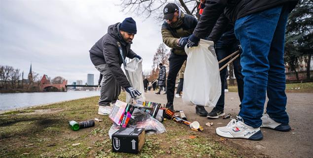 Ahmadiyya-Muslime am Neujahrsmorgen: Das Mainufer in Frankfurt soll sauber werden. (Foto: PA / DPA / Andreas Arnold)