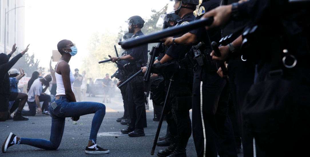 Protest auf Knien: Eine Demonstrantin in San Jose demonstriert gegen staatlich geduldeten Rassismus (Foto: MediaNews Group/The Mercury News by Getty Images)