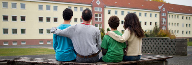 Glücklich die Flüchtlinge, die ihre Familie bereits nach Deutschland nachholen konnten. Nach dem vom Bundestag beschlossenen Kompromiss von SPD, CDU und CSU werden viele Syrer noch Jahre warten müssen, bis sie ihre Angehörigen wieder in die Arme nehmen können (Foto: pa/dpa/Patrick Pleul)