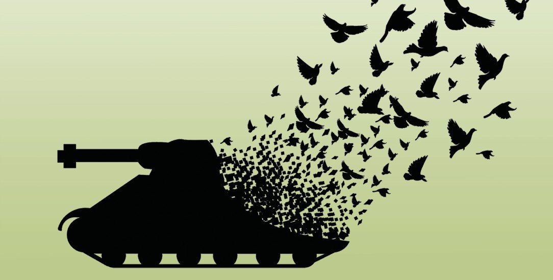 Aus Panzern werden Friedenstauben. Wie kann die Welt gewaltfreier werden? (Foto: shutterstock.com/artsiri)