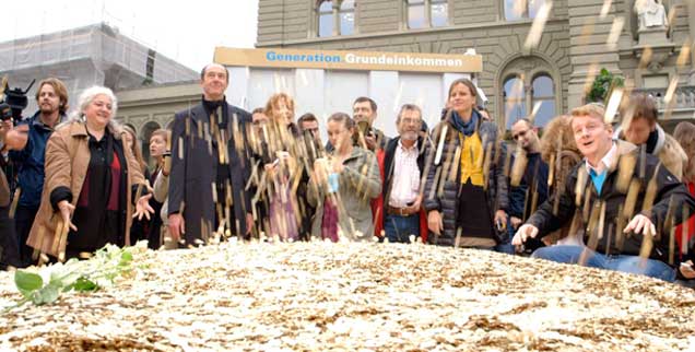 Aktion von Befürwortern des Grundeinkommens in Bern: Ihnen geht es darum, die Armut in einem reichen Land wie der Schweiz zu beenden, Kritiker bezweifeln, dass ein bedingungsloses Grundeinkommen finanzierbar wäre (Foto: www.grundeinkommen.tv)