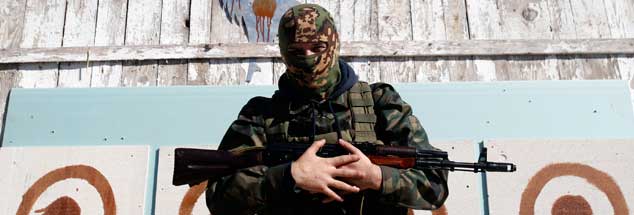 Ein prorussischer Separatist in Donezk: Wer hat den Mut, die Spriale von Gewalt und Gegengewalt in der Ukraine zu beenden? (Foto: pa/ap/Vojnovic)