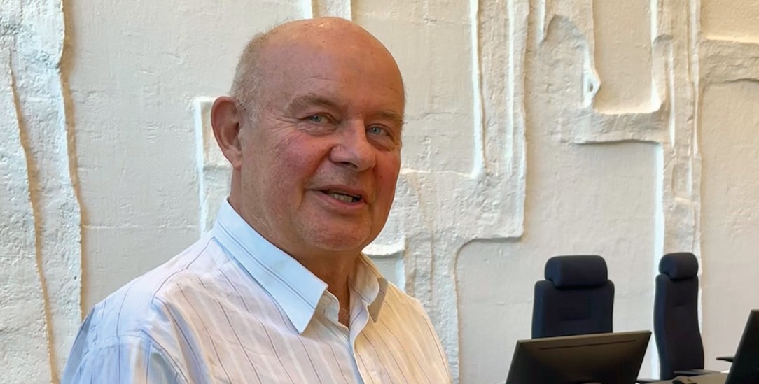 Vor Gericht: Jürgen Menzel mit den Unterlagen zu seinem Verfahren (Foto: Wolfgang Schlupp-Hauck)