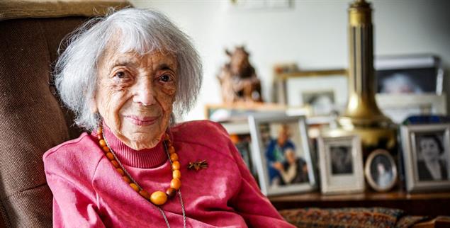 Gegen das Vergessen: Margot Friedländer in ihrer Wohnung. Sie trägt die Bernsteinkette ihrer Mutter. (Foto: IMAGO/Funke Foto Services/Maurizio Gambarini)
