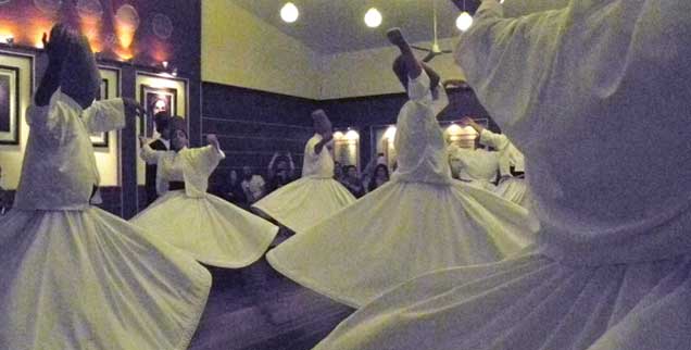 Sufi-Derwische beim Tanz: Ein Meer aus wirbelnden weißen Blüten. (Foto: Baatz)