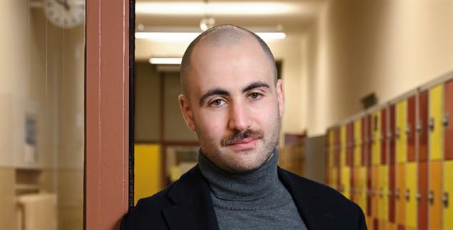 Alle Fragen sind erlaubt: Sergei im Albrecht-Dürer-Gymnasium im Berliner Bezirk Neukölln.(Foto: Benjamin Pritzkuleit)