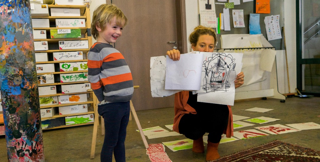 Die Buchkinder stellen ihre Werke im Zeigekreis vor (Foto: Müller-Güldemeister)