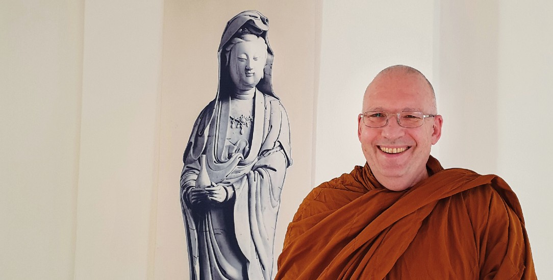 Achtsamkeit braucht Gemeinschaft. Bante Sukhacitto im buddhistischen Stadtzentrum Hamburg (Foto: Mechthild Klein)