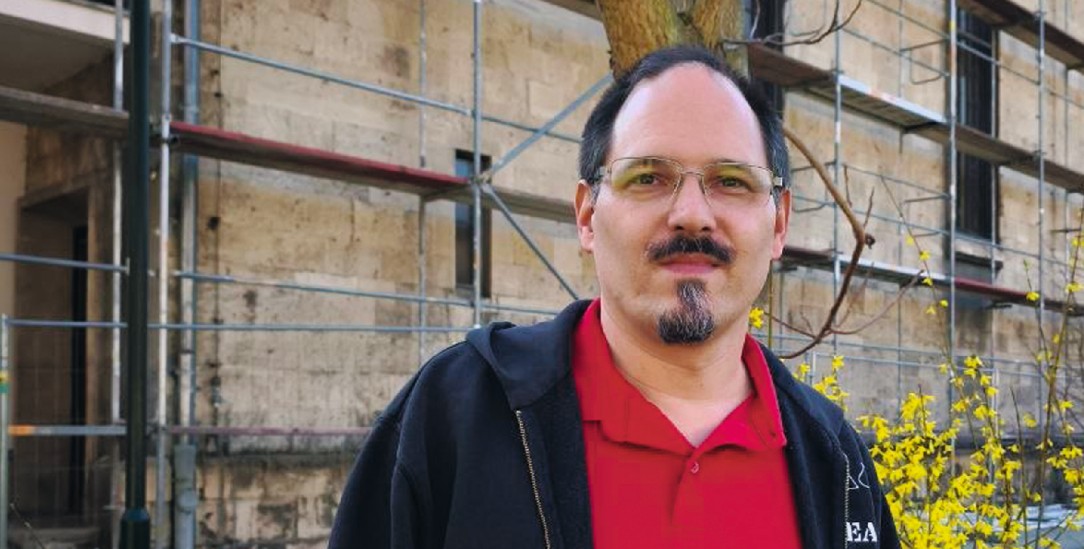 Pfarrer Andreas Tschurn vor seiner Kirche, die gerade renoviert wird. (Foto: privat)