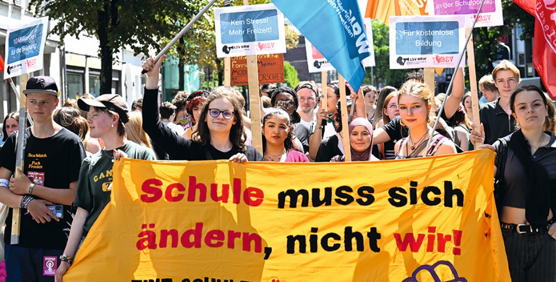 Schule gerechter machen: Junge Menschen bei einer Demonstration in NRW. (Foto: PA / DPA / Roberto Pfeil)