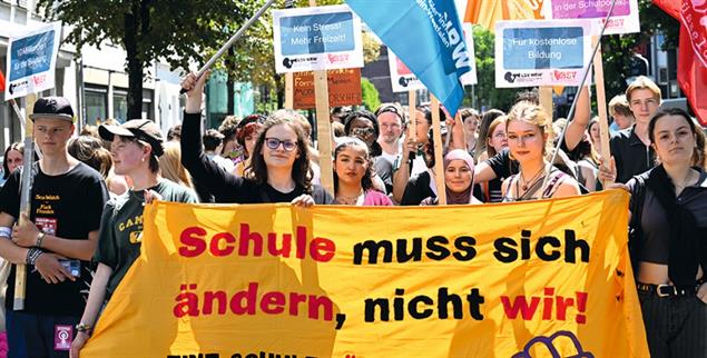 Schule gerechter machen: Junge Menschen bei einer Demonstration in NRW. (Foto: PA / DPA / Roberto Pfeil)