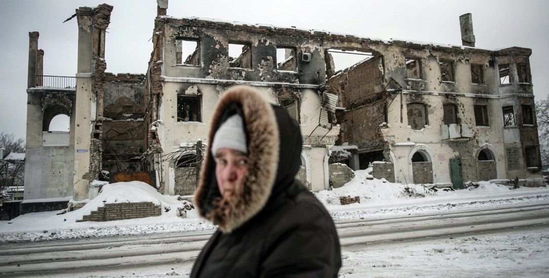 Ältere Frau vor einem zerstörten Haus in der Ostukraine: Lange vom Westen vergessen. (Foto: pa/Photoagency Interpress)