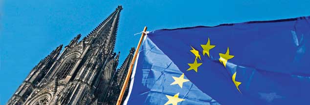 Europa-Fahne vor dem Kölner Dom: Für die Zukunft Europas zählt auch, was Kirchen und Christen aus sich machen. (Foto: pa/Rothermel)
