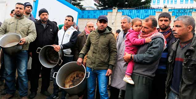 Palästinenser protestieren mit Kochtöpfen gegen die Kürzung der Mittel für das UN-Hilfswerk UNRWA durch die USA  (Foto: pa/Momen Faiz)