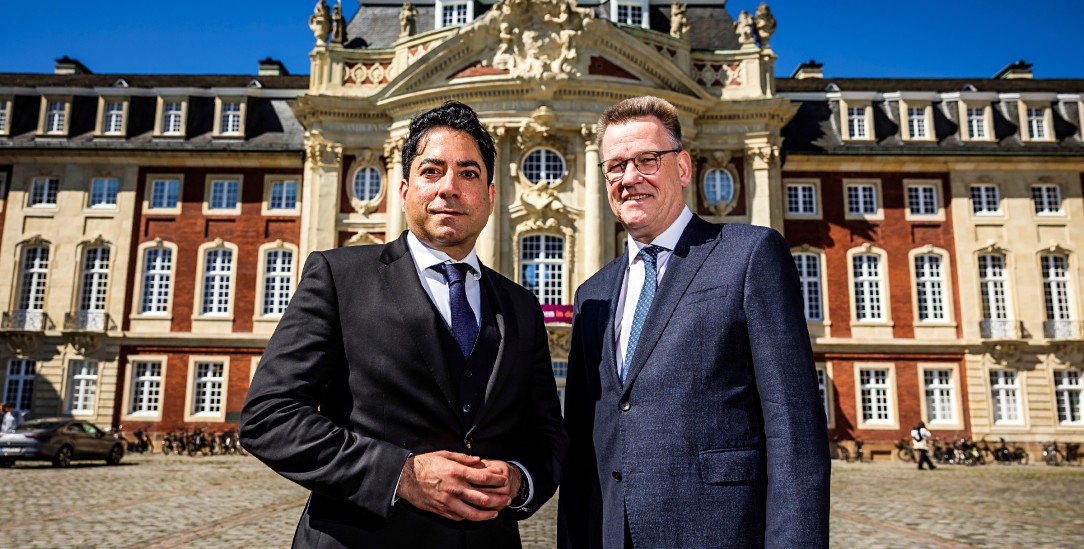 Schlossherren: Mouhanad Khorchide und Rektor Johannes Wessels vor dem Uni-Hauptgebäude. (Foto: PA / DPA / Lars Berg)