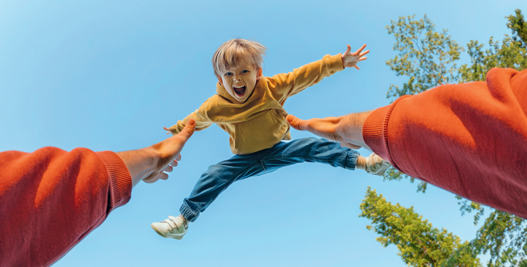 Vertrauen in unsere Kinder und in uns selbst – das täte allen gut. Die autoritäre Pädagogik hingegen setzt auf Misstrauen und auf Kontrolle. (Foto: istockphoto / Arsenii Palivoda)