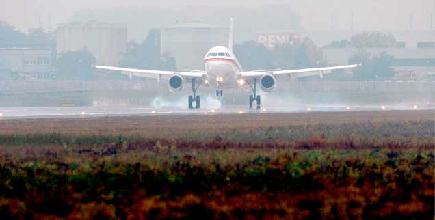 Die erste Maschine: Bundeskanzlerin Angela Merkel landet im Regierungsflugzeug auf der neuen Landebahn Nordwest, die dem Frankfurter Flughafen weiteres rasantes Wachstum ermöglichen soll (Foto: pa/dpa/Lohnes)