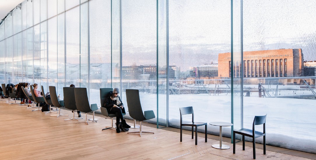  Auf Augenhöhe mit der Politik: Von der Helsinkier Bibliothek Oodi schaut man auf das finnische Parlament.(Foto: © Kuvatoimisto Kuvio Oy / www.kuvio.com )  