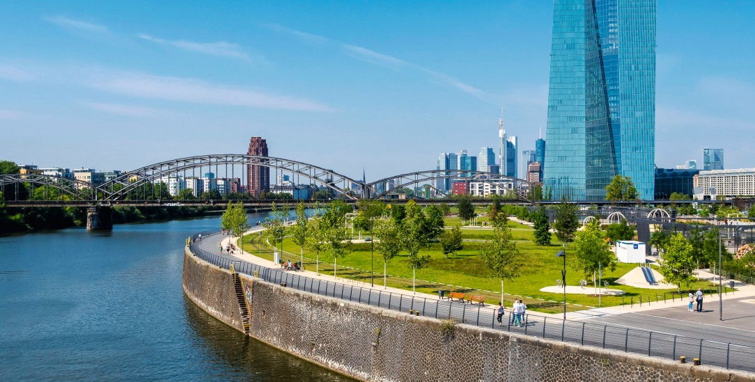 Einst Osthafen, heute Park: Bäume und Wege mit offenporigem Belag in Frankfurt am Main (Foto: pa/Moxter)