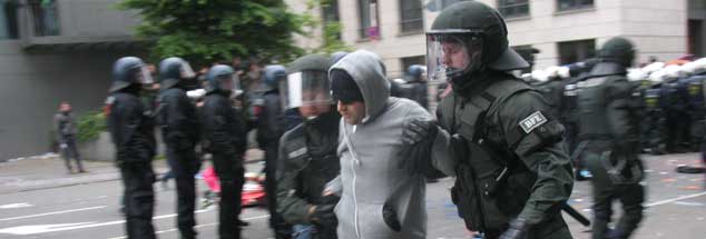 Der Kessel wird geräumt: Wer nicht freiwillig mitging, wurde mit Gewalt von Polizisten zu einer vorbereiteten Stelle geführt. Dort wurden die Demonstranten durchsucht, gefilmt, außerdem stellte die Polizei ihre Personalien fest. (Foto: Dobstadt)