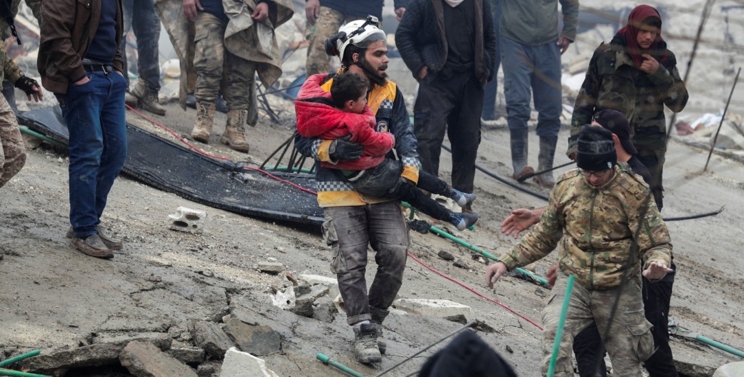 Retter: Ein Weißhelm mit Kind auf dem Arm in Jandaris, Syrien (Foto: PA/Reuters/Khalil Ashawi)