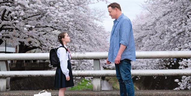 Mietvater: Phillip (Brendan Faser) und Mia (Shannon Mahina Gorman) in »Rental Family« (Foto: © 2025 Searchlight Pictures via Filmstarts.de)