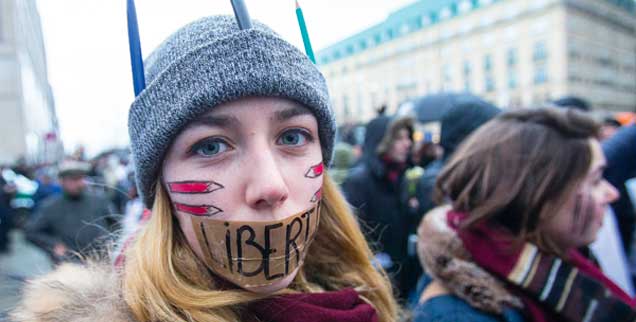 Berlin, Januar 2015: Menschen demonstrieren gegen die Bedrohung der Freiheit durch Terror in Frankreich. Wenige Tage zuvor sind mehrere Redakteure der Satire-Zeitschrift ›Charlie Hebdo‹ mitten in einer Konferenz ermordet worden. (Foto: Hanschke/Reuters)