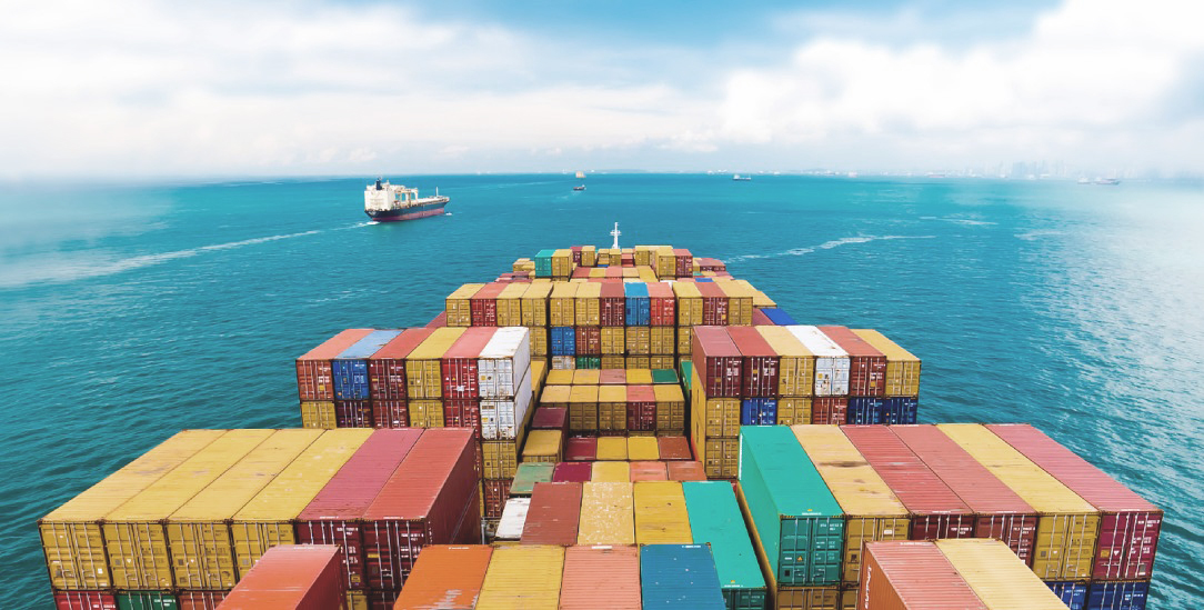 Ambivalenz des Handels: Ein schwer beladenes Containerschiff in der Straße von Malacca in Ostasien. (Foto: Getty Images/iStockphoto/donvictorio)