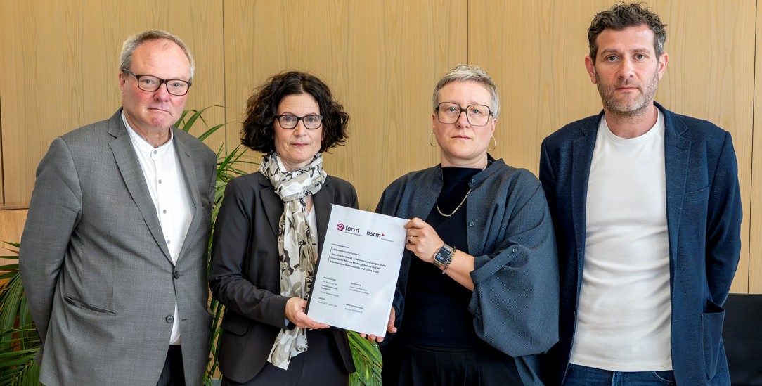 Dokumentiertes Versagen: Heinrich Fucks vom Kirchenkreis Düsseldorf und die Vizepräses der Evangelischen Kirche im Rheinland Antje Menn nehmen von den Wissenschaftlerinnen Johanna Sigl und Sebastian Hempel die Studie entgegen (Foto: evdus)