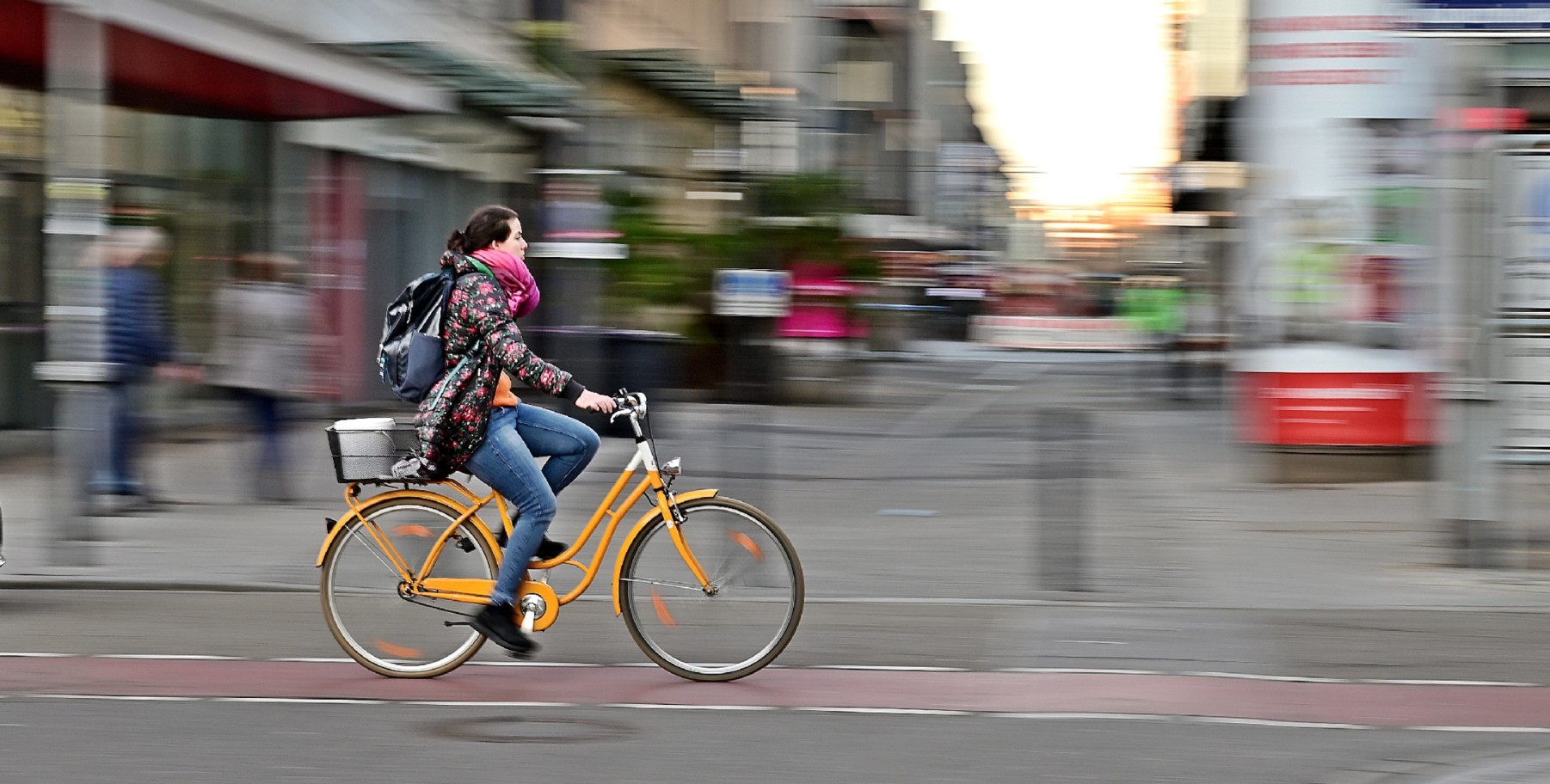 Freie Straßen für freie Bürger, das ist eigentlich nur ohne Autos möglich. Doch wie motiviert man Autofahrer zum Umstieg? (Foto: PA/Daniel Kubirski)