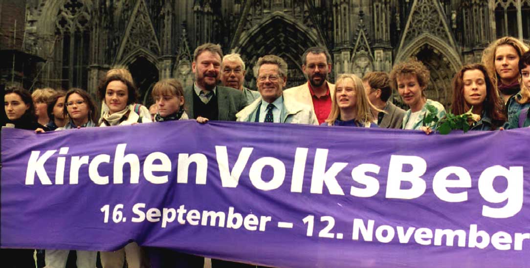 Wir sind Kirche entstand im Zusammenhang mit dem Kirchenvolksbegehren. Hier demonstrieren die Initiatoren vorm Kölner Dom. (Foto: PA/DPA/Scheidemann)