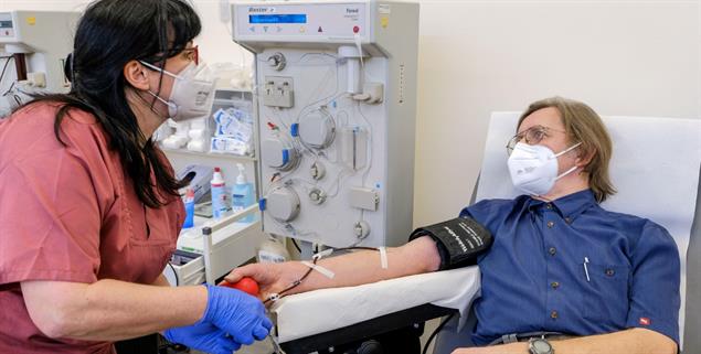  Auch während der Corona-Pandemie: Andreas Walther beim Blutspenden (Foto: Jens Schulze)