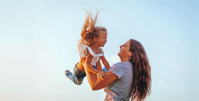 Spiegelneuronen am Werk: Das Kind erlebt die eigene Freude am Lachen der Mutter (Foto: istock by Getty / Maryviolet)