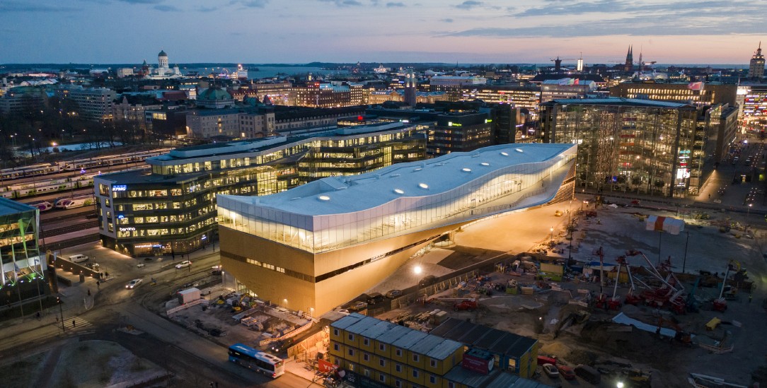 Wie ein Schiff vor Anker: Die neue Bibliothek Oodi in Helsinki fällt auch durch ihre avantgardistische Architektur auf (Foto: Oodi Helsinki / TuomasUusheimo).