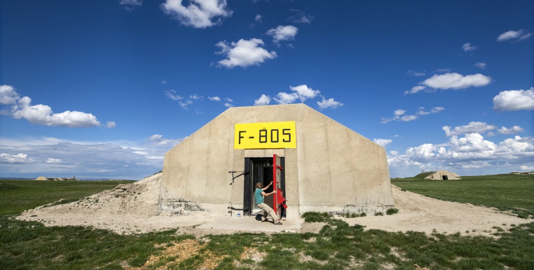 Niemand ist eine Insel: Lyle Goodman schließt die Tür zu einem ehemaligen US-Bunker, der an schutzsuchende »Aussteiger« verkauft werden soll. (Foto: pa/apa-efe/Jim Lo Scalzo) Niemand ist eine Insel: Lyle Goodman schließt die Tür zu einem ehemaligen US-Bunker, der an schutzsuchende »Aussteiger« verkauft werden soll. (Foto: pa/apa-efe/Jim Lo Scalzo)