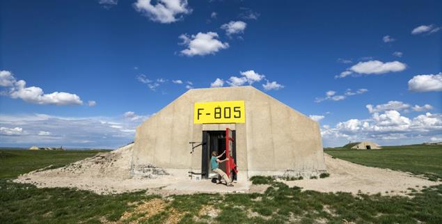 Niemand ist eine Insel: Lyle Goodman schließt die Tür zu einem ehemaligen US-Bunker, der an schutzsuchende »Aussteiger« verkauft werden soll. (Foto: pa/apa-efe/Jim Lo Scalzo)