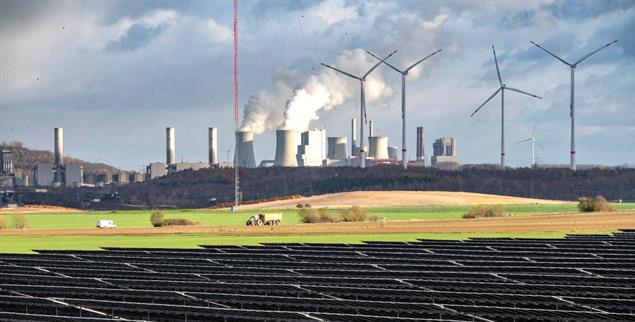 Fossile Energie oder Erneuerbare? Die Richtung der Bundesregierung ist klar. (Foto: PA/Jochen Tack)