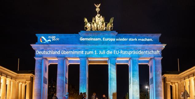 Logo der deutschen Ratspräsidentschaft: Animation am Brandenburger Tor (Foto: pa/Gateau)